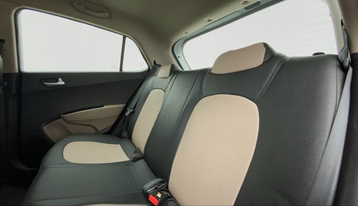 2017 Hyundai Grand i10 SPORTZ (O) 1.2 AT VTVT, Petrol, Automatic, 65,281 km, Right Side Rear Door Cabin