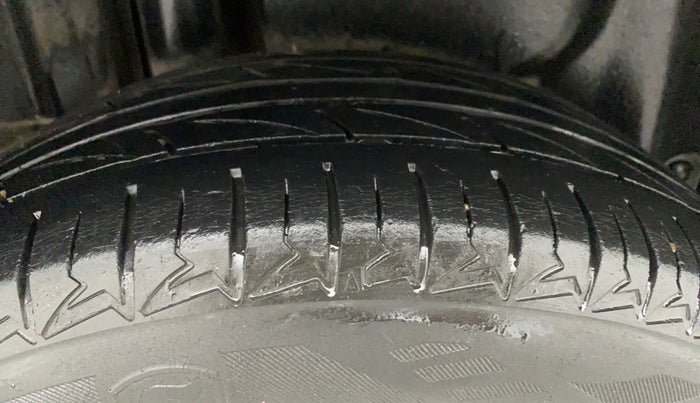2014 Maruti Swift Dzire ZXI, Petrol, Manual, 62,656 km, Right Rear Tyre Tread