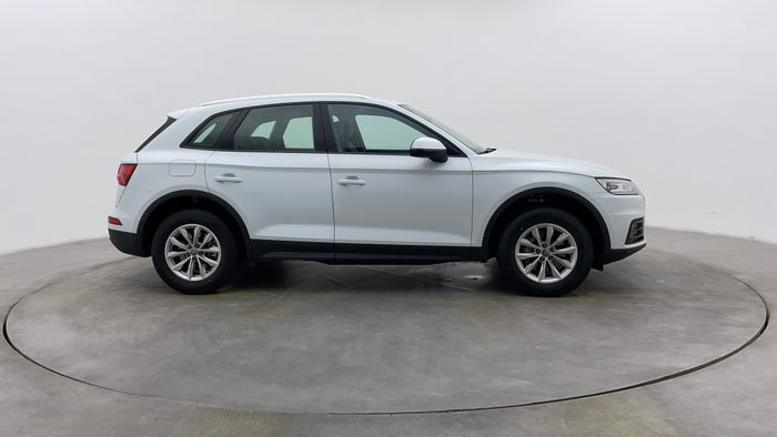 AUDI Q5-Right Side View
