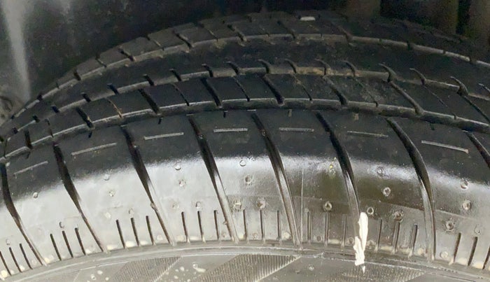 2017 Maruti Swift ZXI D, Petrol, Manual, 62,292 km, Left Rear Tyre Tread