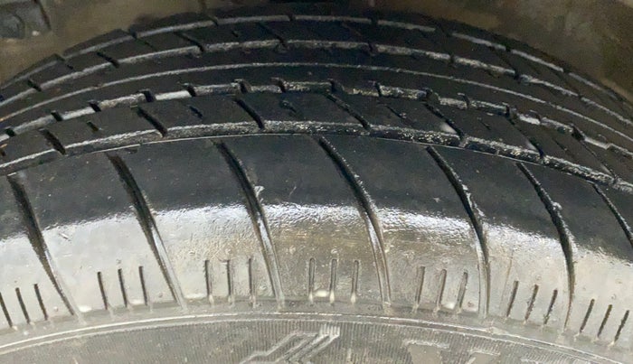 2017 Maruti Swift ZXI D, Petrol, Manual, 62,292 km, Left Front Tyre Tread