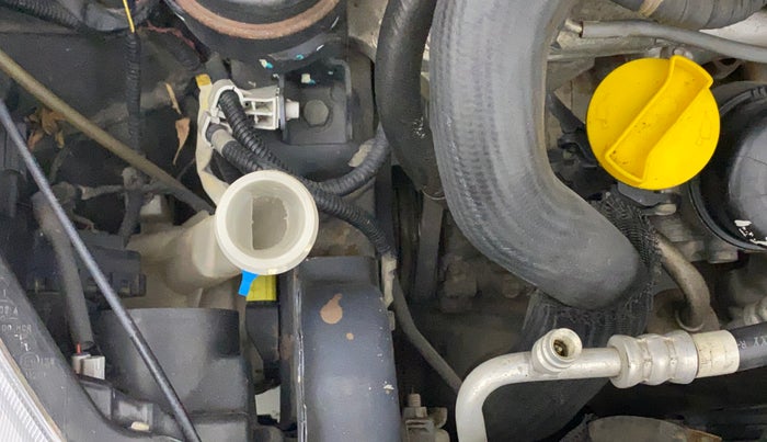 2016 Maruti Ciaz ZDI SHVS, Diesel, Manual, 85,590 km, Front windshield - Wiper bottle cap missing