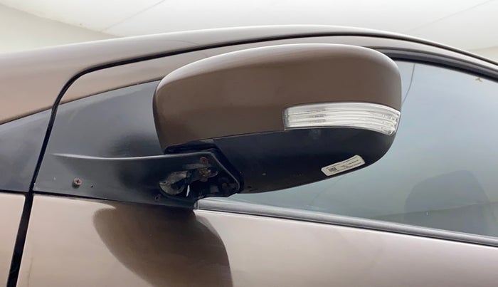 2016 Maruti Ciaz ZDI SHVS, Diesel, Manual, 85,590 km, Left rear-view mirror - Cover has minor damage