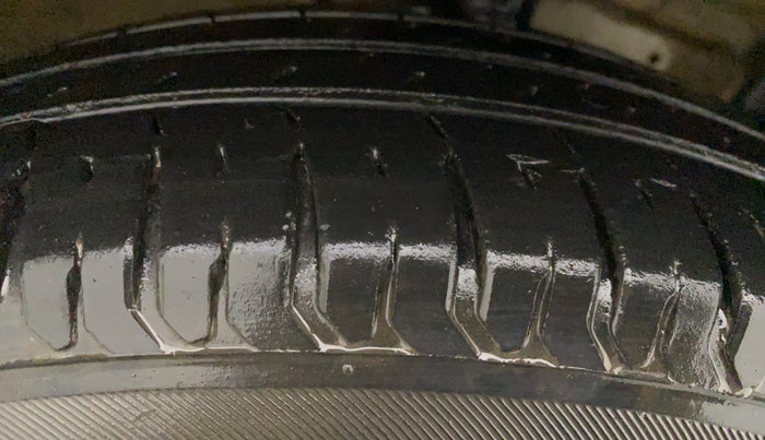 2012 Maruti Swift VXI, Petrol, Manual, 84,253 km, Right Rear Tyre Tread