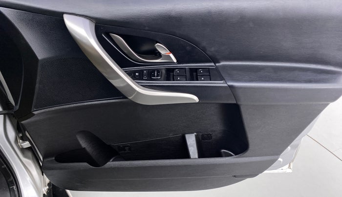 2018 Mahindra XUV500 W7 FWD, Diesel, Manual, 51,281 km, Driver Side Door Panels Control