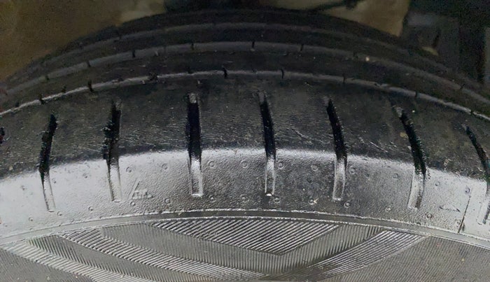 2018 Maruti Ciaz ALPHA 1.4 VVT, Petrol, Manual, 59,740 km, Right Front Tyre Tread