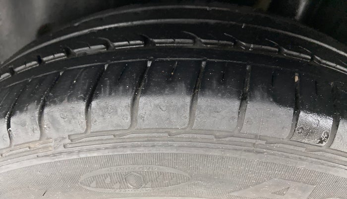 2016 Maruti Ciaz VXI PLUS, Petrol, Manual, 57,845 km, Left Rear Tyre Tread