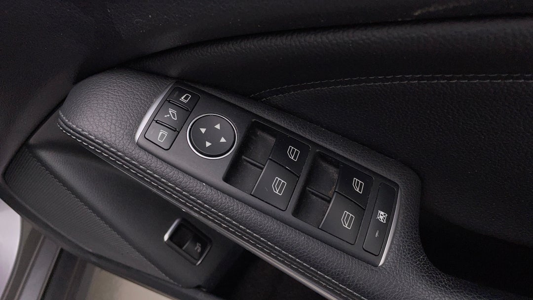 2018 Mercedes-benz GLA 180, Automatic, 108050 km, Drivers Side Door Panel Controls