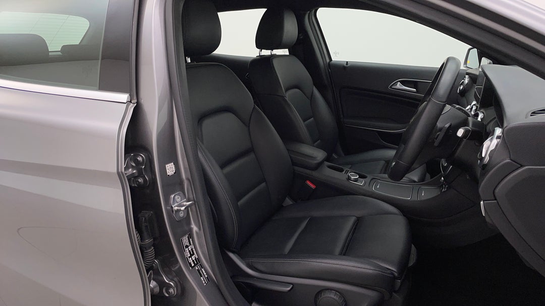 2018 Mercedes-benz GLA 180, Automatic, 108050 km, Right Side Front Door Cabin View