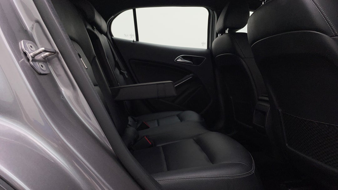 2018 Mercedes-benz GLA 180, Automatic, 108050 km, Right Side Rear Door Cabin View