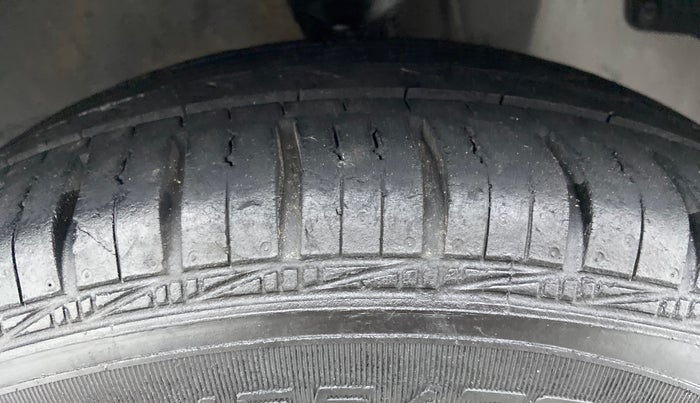 2016 Hyundai Eon MAGNA PLUS, Petrol, Manual, 27,328 km, Right Front Tyre Tread