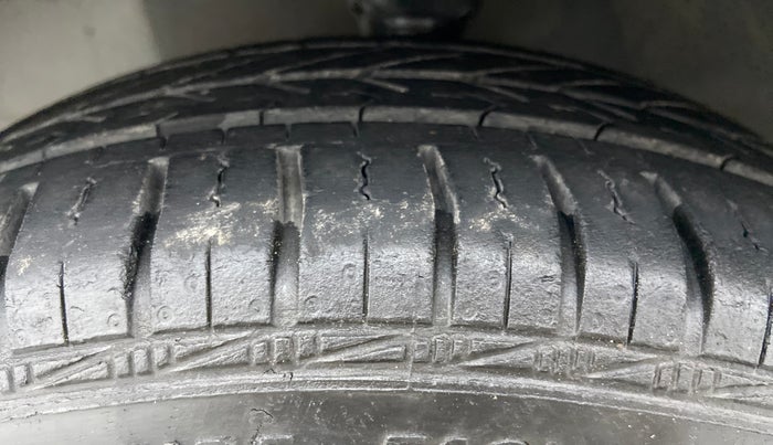 2016 Hyundai Eon MAGNA PLUS, Petrol, Manual, 27,328 km, Left Front Tyre Tread
