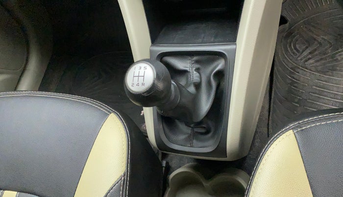 2015 Maruti Celerio ZXI, Petrol, Manual, 25,710 km, Gear lever - Knob has minor damage