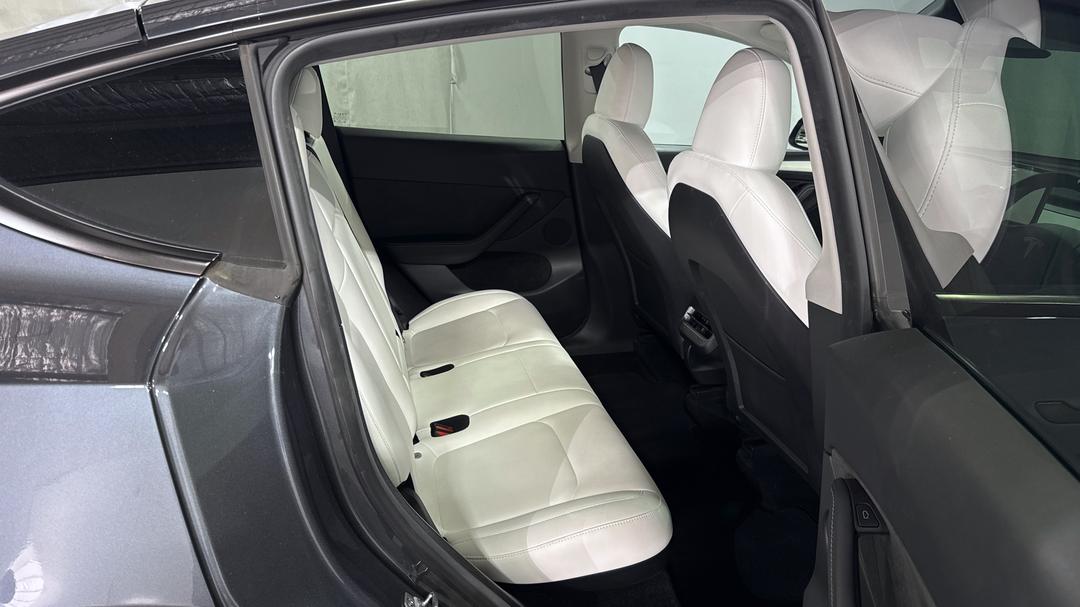 2023 Tesla Model Y Long Range, Automatic, 34369 km, Right Side Rear Door Cabin View