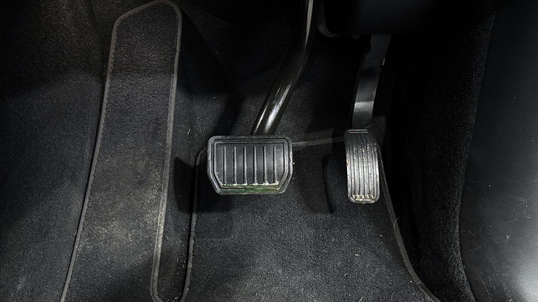 2023 Tesla Model Y Long Range, Automatic, 34369 km, Pedals and Footmat