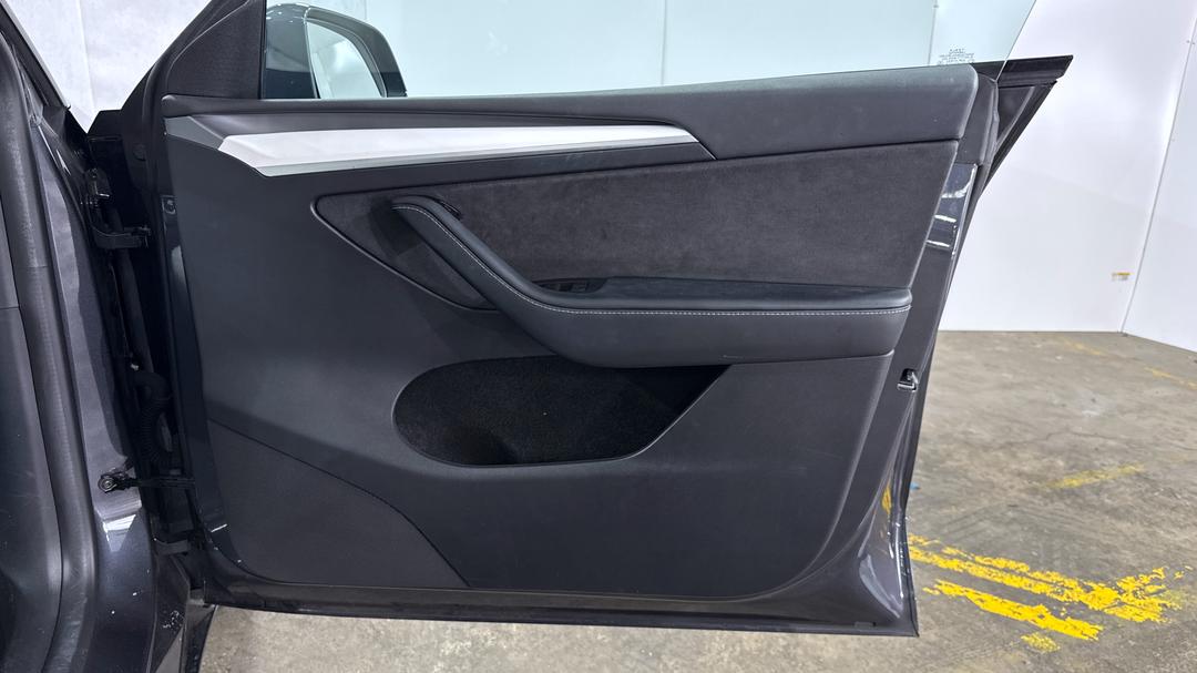 2023 Tesla Model Y Long Range, Automatic, 34369 km, Speaker View