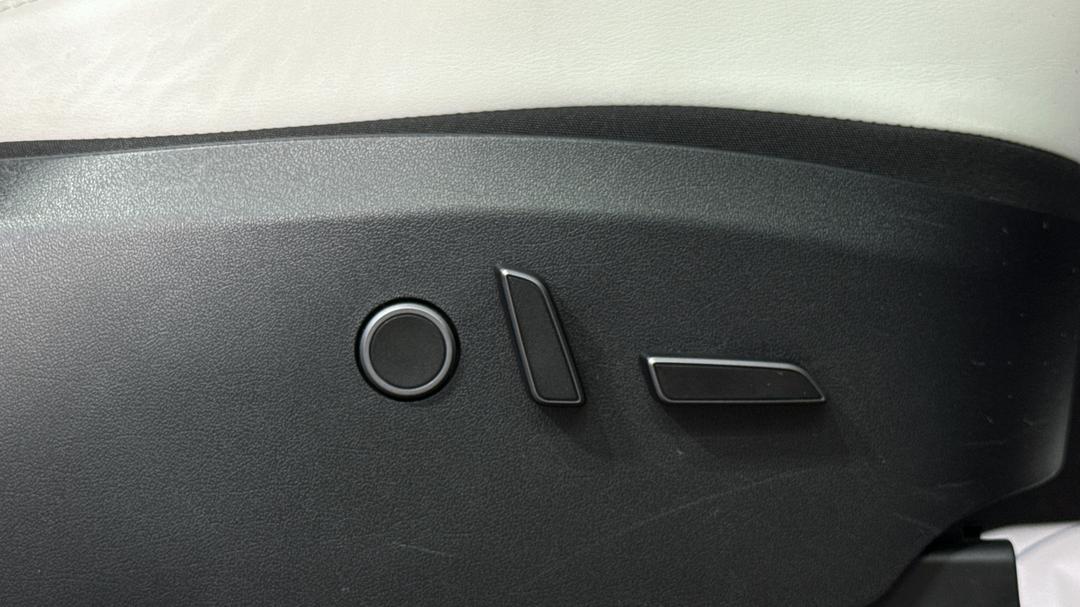2023 Tesla Model Y Long Range, Automatic, 34369 km, Drivers Side Adjustment Panel