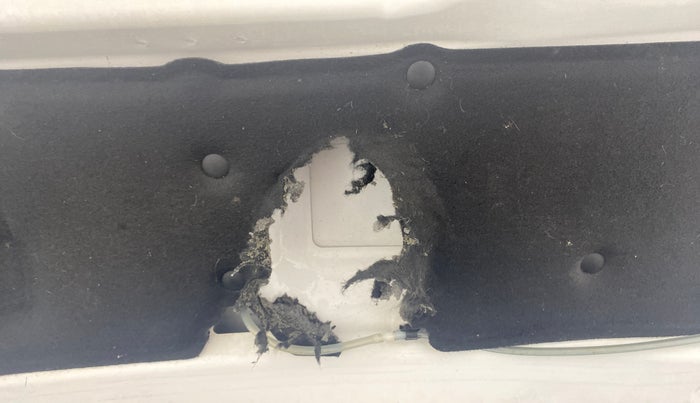 2019 Renault TRIBER 1.0 RXZ, Petrol, Manual, 9,562 km, Bonnet (hood) - Insulation cover has minor damage