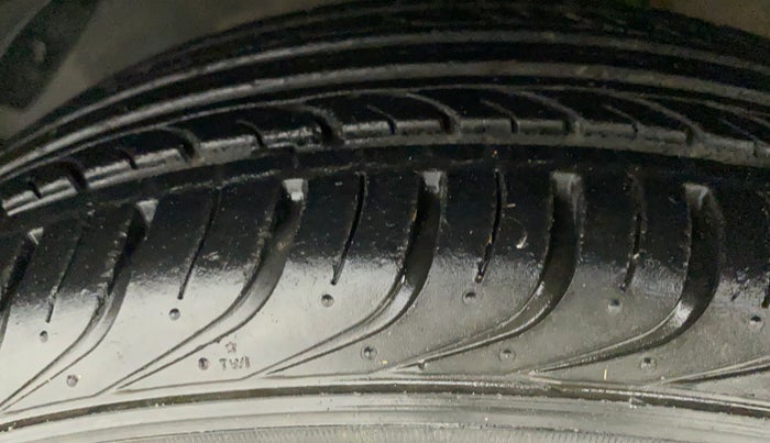 2013 Hyundai i20 MAGNA (O) 1.2, Petrol, Manual, 38,706 km, Left Front Tyre Tread