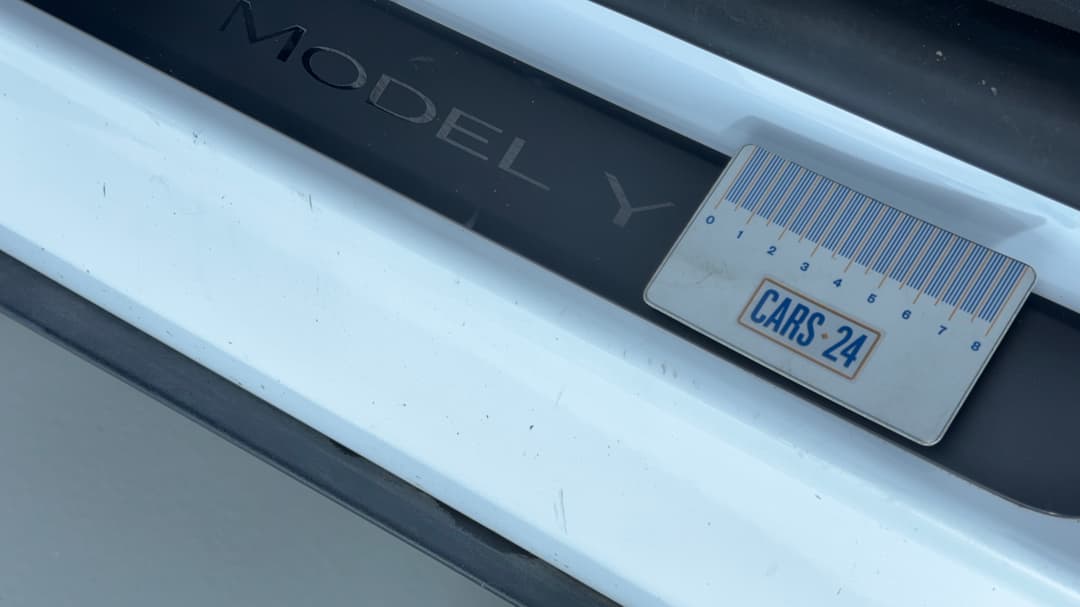 2023 Tesla Model Y Long Range, Automatic, 48588 km, Door Sills Front LHS Scratch