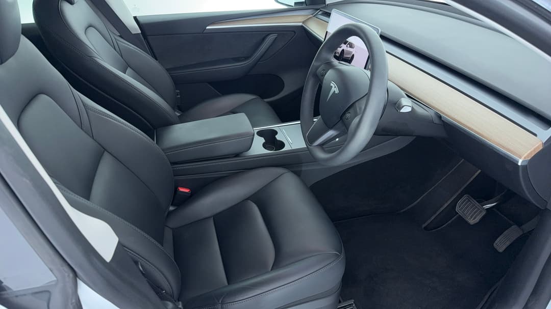 2023 Tesla Model Y Long Range, Automatic, 48588 km, Right Side Front Door Cabin View