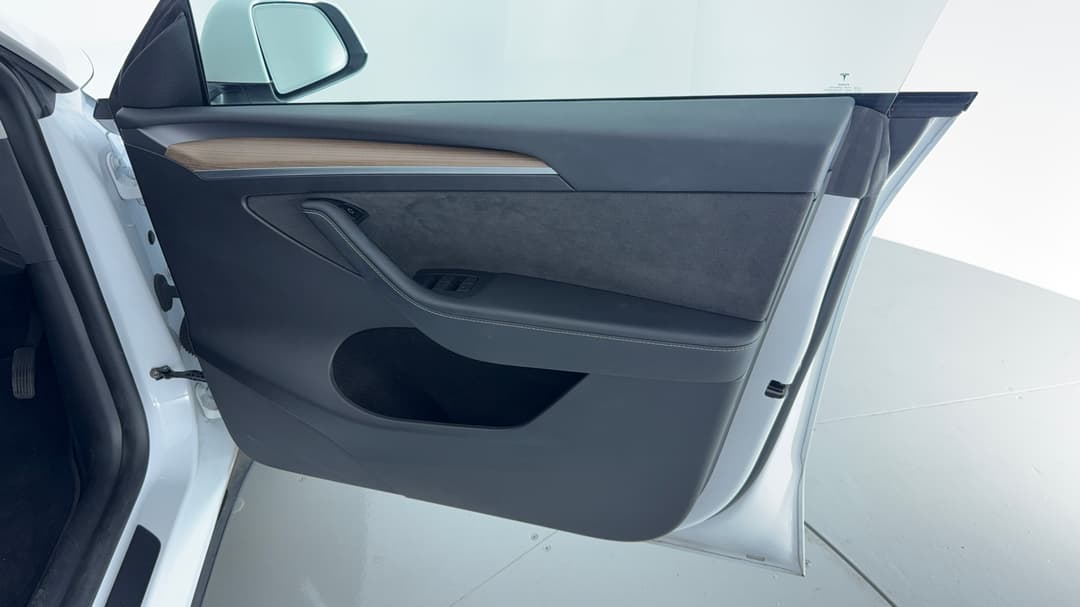 2023 Tesla Model Y Long Range, Automatic, 48588 km, Speaker View