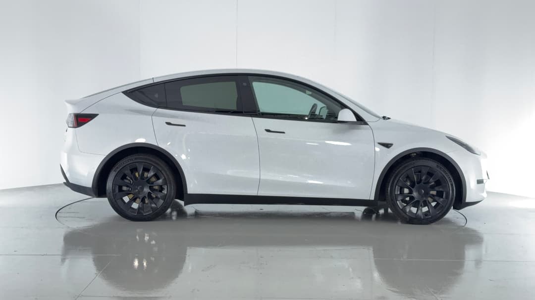 2023 Tesla Model Y Long Range, Automatic, 48588 km, Right Side View