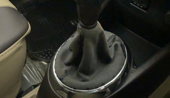 2011 Hyundai i20 SPORTZ 1.2, Petrol, Manual, 1,22,248 km, Gear lever - Boot cover slightly torn