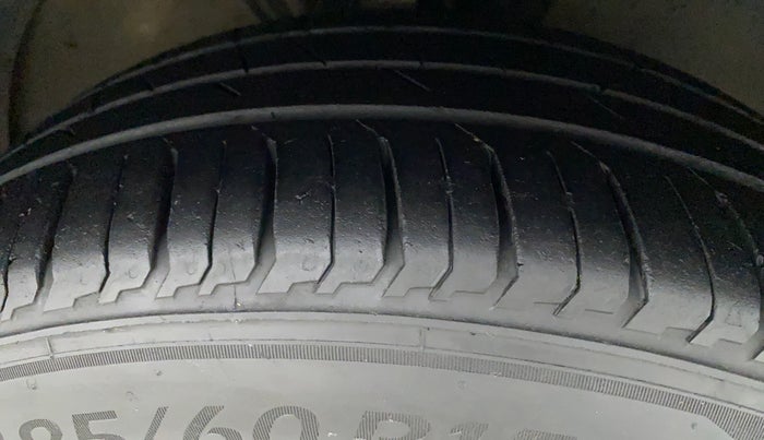 2015 Skoda Rapid 1.5 TDI CR ELEGANCE, Diesel, Manual, 1,10,999 km, Right Front Tyre Tread