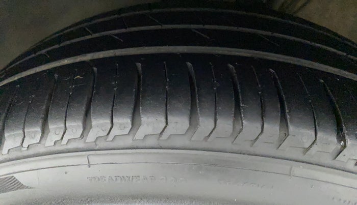 2015 Skoda Rapid 1.5 TDI CR ELEGANCE, Diesel, Manual, 1,10,999 km, Left Front Tyre Tread