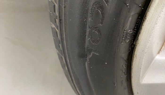 2015 Skoda Rapid 1.5 TDI CR ELEGANCE, Diesel, Manual, 1,10,999 km, Left front tyre - Minor crack