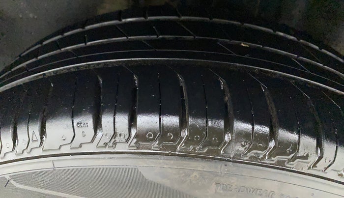 2015 Skoda Rapid 1.5 TDI CR ELEGANCE, Diesel, Manual, 1,10,999 km, Left Rear Tyre Tread