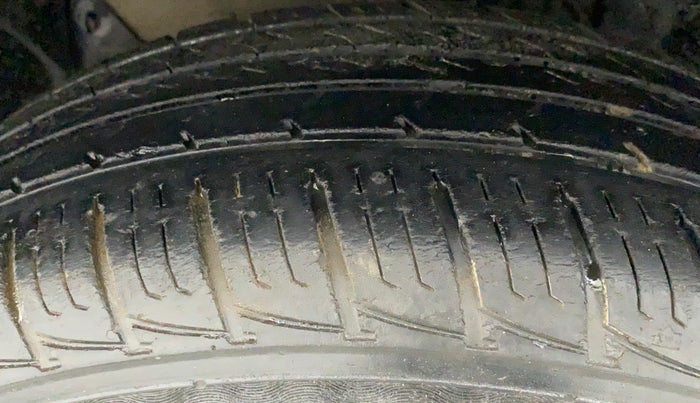 2016 Renault Duster RXL PETROL, Petrol, Manual, 23,137 km, Left Front Tyre Tread