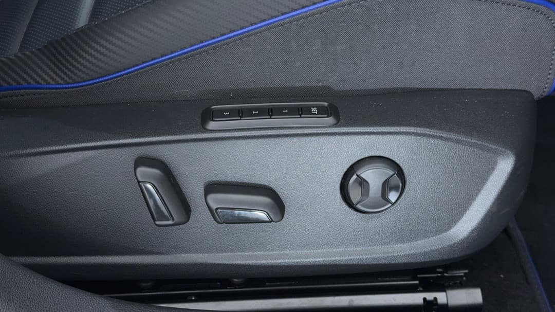 2024 Volkswagen Golf R, Automatic, 10567 km, Drivers Side Adjustment Panel