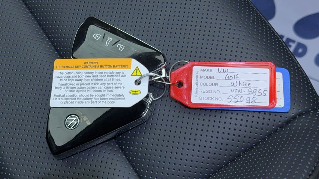 2024 Volkswagen Golf R, Automatic, 10567 km, Key Close-up