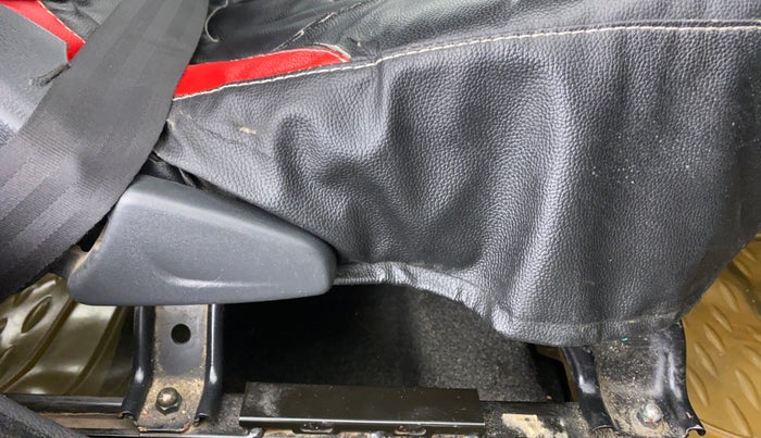 2015 Renault Kwid RXE, Petrol, Manual, 88,480 km, Driver seat - Seat side trim has minor damage