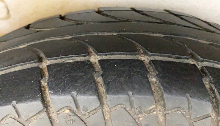 2017 Maruti Omni 5 STR, Petrol, Manual, 66,195 km, Left Rear Tyre Tread