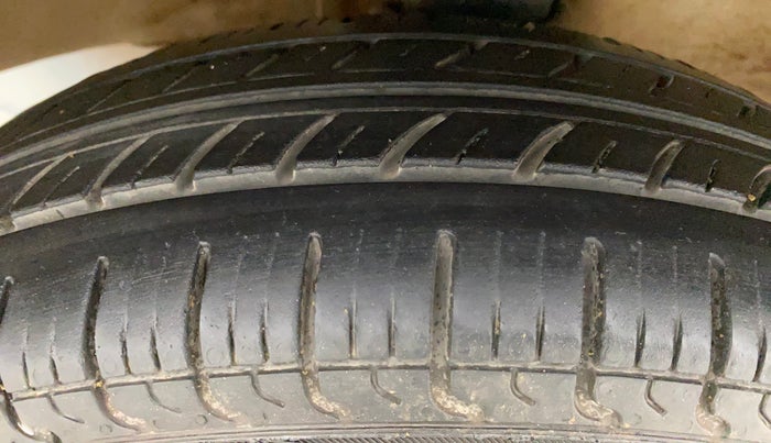 2017 Maruti Omni 5 STR, Petrol, Manual, 66,195 km, Left Front Tyre Tread