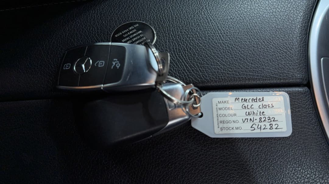 2020 Mercedes-benz GLC 300 4matic, Automatic, 44218 km, Key Close-up