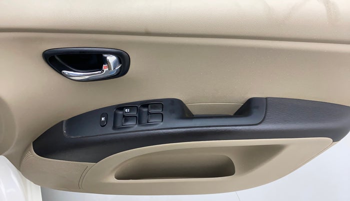 2016 Hyundai i10 SPORTZ 1.1, Petrol, Manual, 72,789 km, Driver Side Door Panels Control