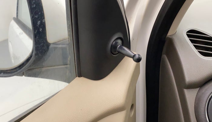2016 Hyundai i10 SPORTZ 1.1, Petrol, Manual, 72,789 km, Left rear-view mirror - ORVM knob broken and not working