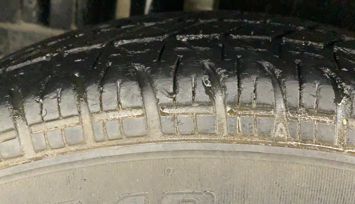 2017 Maruti Swift LXI (O), Petrol, Manual, 43,921 km, Right Rear Tyre Tread