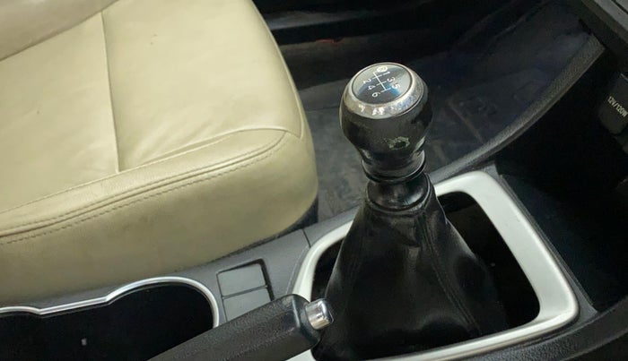 2014 Toyota Corolla Altis G PETROL, Petrol, Manual, 78,895 km, Gear lever - Knob cover torn