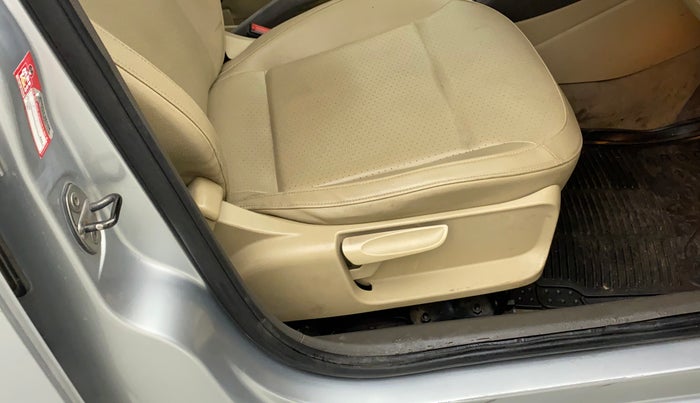 2016 Volkswagen Vento HIGHLINE PETROL AT, Petrol, Automatic, 85,779 km, Driver-side door - Beading has minor damage