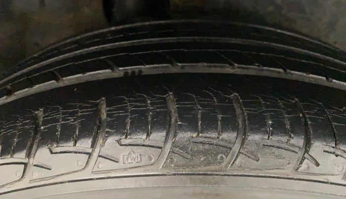 2016 Maruti Ertiga VXI, Petrol, Manual, 44,511 km, Right Rear Tyre Tread
