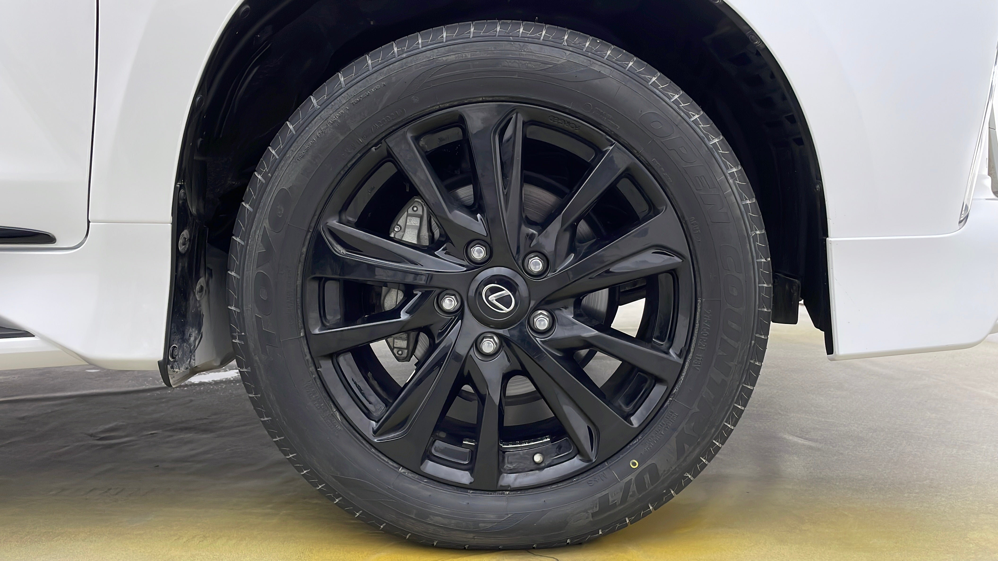 Lexus LX 570-Right Front Tyre