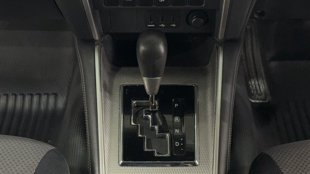 2019 Mitsubishi Triton Glx Plus (4x4), Automatic, 122087 km, Gear Lever 