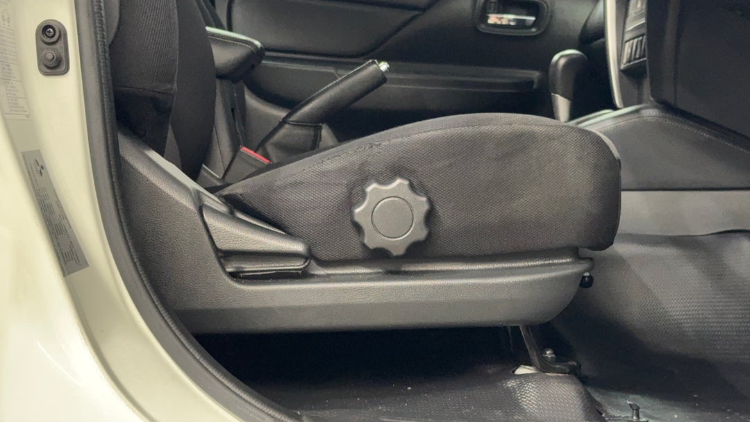 2019 Mitsubishi Triton Glx Plus (4x4), Automatic, 122087 km, Drivers Side Adjustment Panel