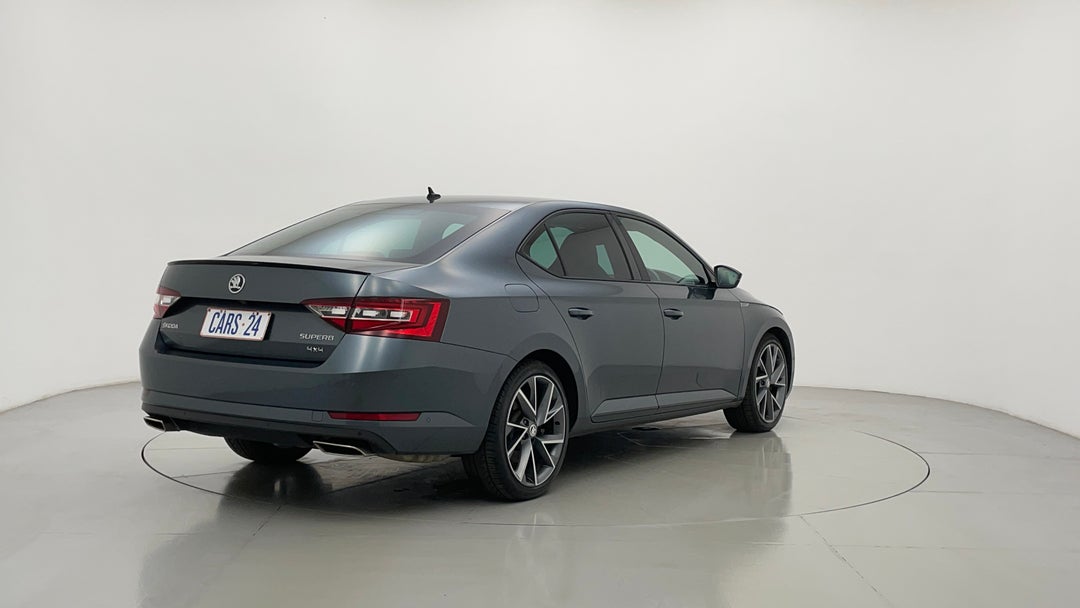 Right Back Diagonal (45- Degree) View