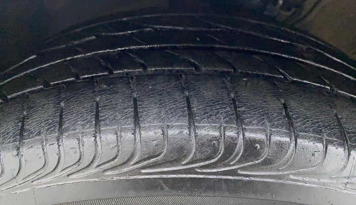 2014 Volkswagen Vento HIGHLINE DIESEL, Diesel, Manual, 81,126 km, Right Front Tyre Tread
